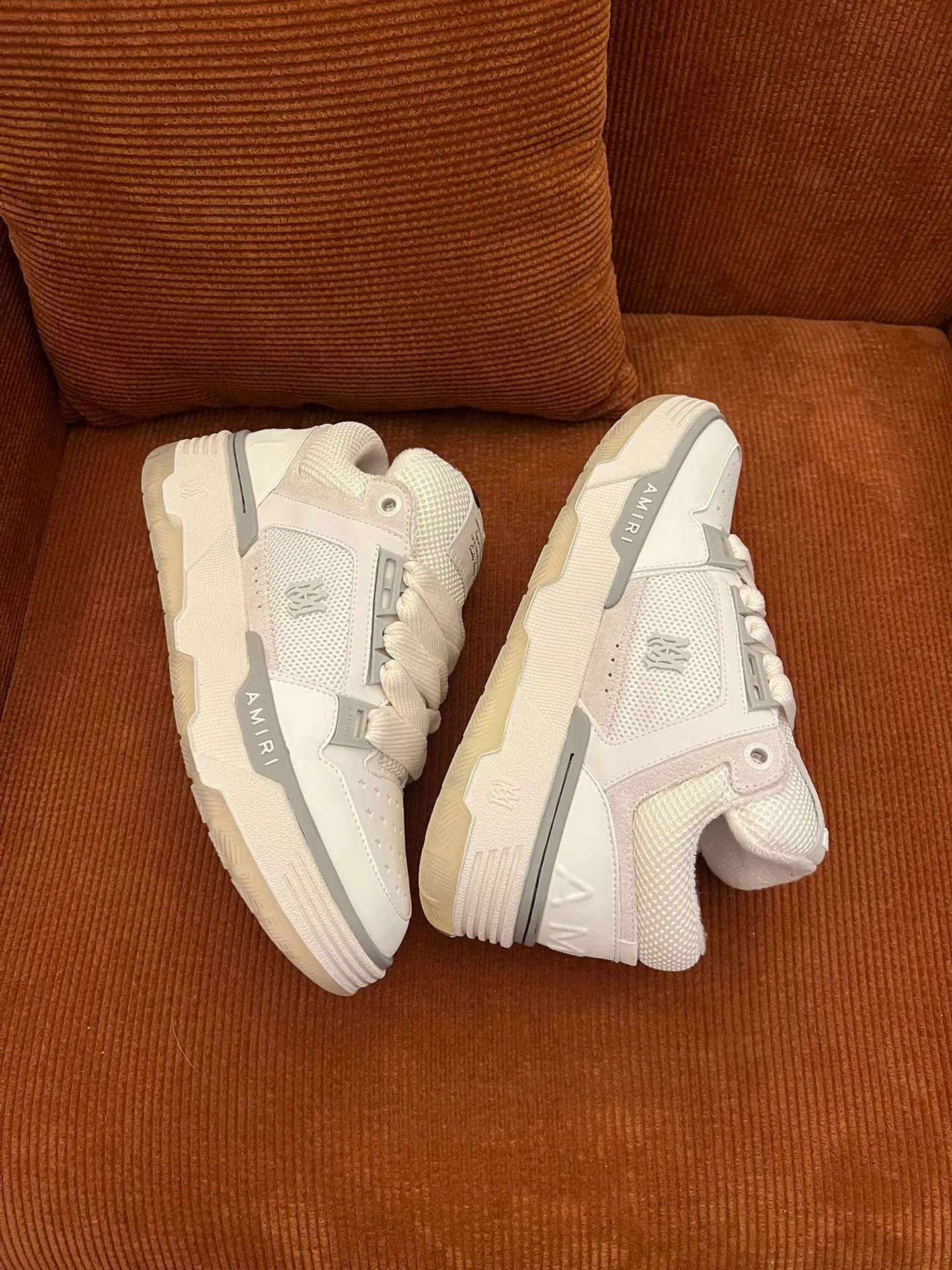p620💰Men's shoes Amiri Emile's 2023 spring and summer new MA-1 bread shoes, couple models, casual sports shoes, sneakers Amiri gave up the rock punk style in the new season and used a large number of unsaturated colors, Morandi tones, whether you see or wear them, it will make people very happy. The large tongue of the bread shoes continues, shortens the length of the shoe body, thickens the midsole, and the toe part is more rounded. Amiri's brand letters and MA logo appear on the side of the shoe. Fabric: Original customized imported first-layer cowhide + mesh. Lining: Original customized breathable towel lining. Outsole. Foam combination material. Bottom thickness: 4CM. Size: Men's 39-45